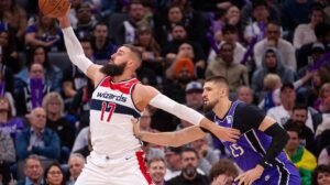 O Washington Wizards Center Jonas Valanciunas (17) controla a bola contra o Sacramento Kings Center, Alex Len (25) durante o terceiro trimestre no Golden 1 Center.