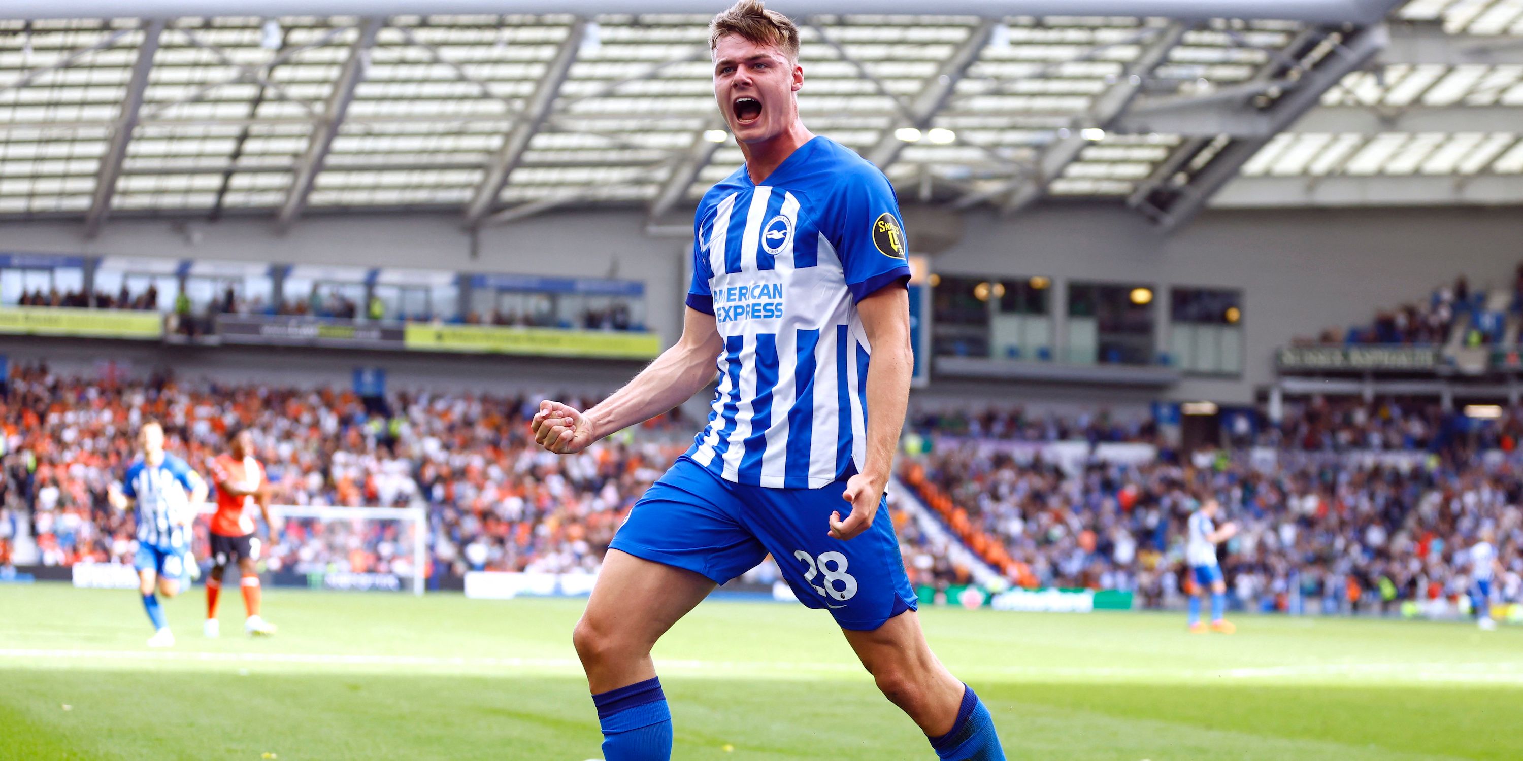 Evan Ferguson, do Brighton & Hove Albion, comemora seu quarto gol