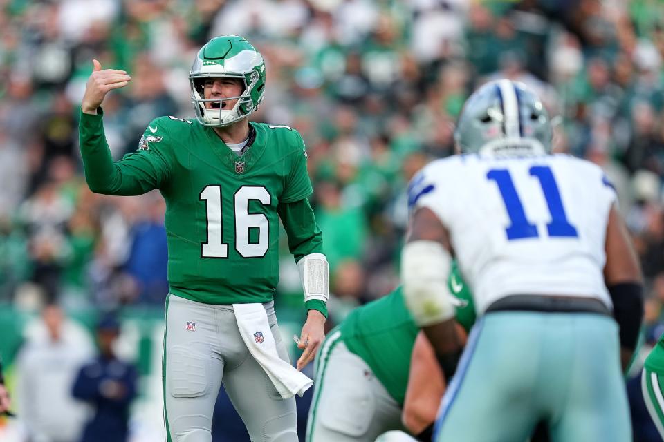 FILADÉLFIA, PENSILVÂNIA - 29 DE DEZEMBRO: Tanner McKee # 16 do Philadelphia Eagles grita para sua equipe durante o terceiro quarto contra o Dallas Cowboys no Lincoln Financial Field em 29 de dezembro de 2024 na Filadélfia, Pensilvânia. (Foto de Mitchell Leff/Getty Images)