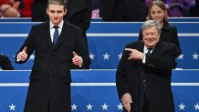 Barron Trump (E) e seu avô Viktor Knavs participam do desfile inaugural na Capital One Arena, em Washington, DC, em 20 de janeiro de 2025. (Foto de ANGELA WEISS/AFP) (Foto de ANGELA WEISS/AFP via Getty Images)