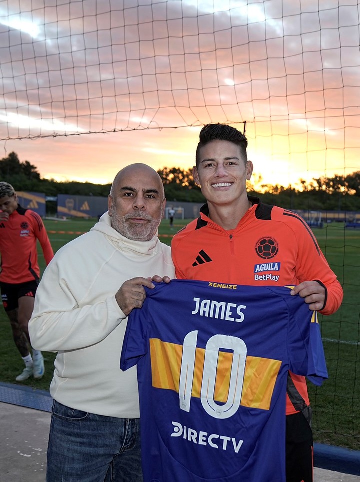 A foto de Chicho Serna e James com o 10 do Boca que revolucionou as redes. (Moça Imprensa)