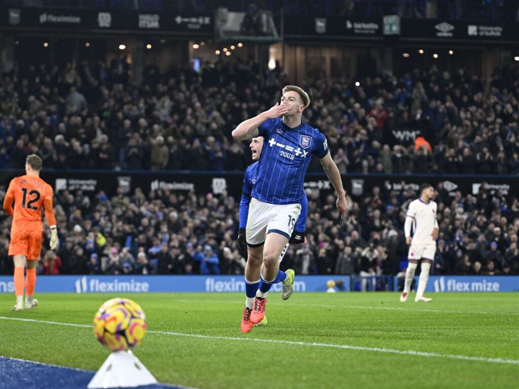 Liam Delap, mandando um beijo para a multidão após abrir o placar contra o Chelsea, insinuou que está amando a vida jogando sob o comando de Kieran McKenna em Portman Road Foto: Barry Goodwin