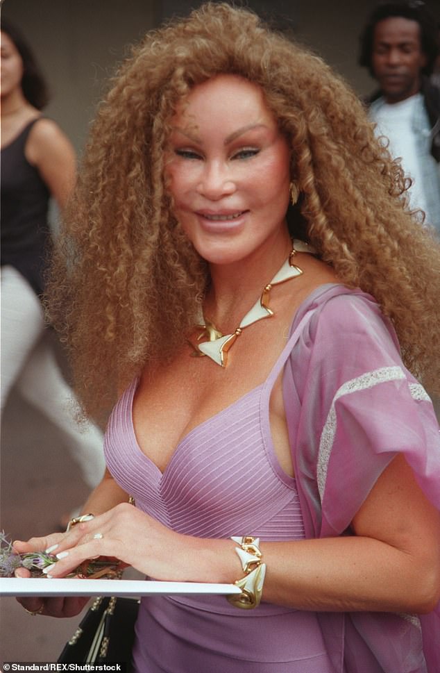 Jocelyn Wildenstein morreu. A socialite, apelidada de Mulher-Gato porque teria feito muitos procedimentos cosméticos faciais na esperança de se parecer com um gato, faleceu na terça-feira em Paris. Visto em 1998