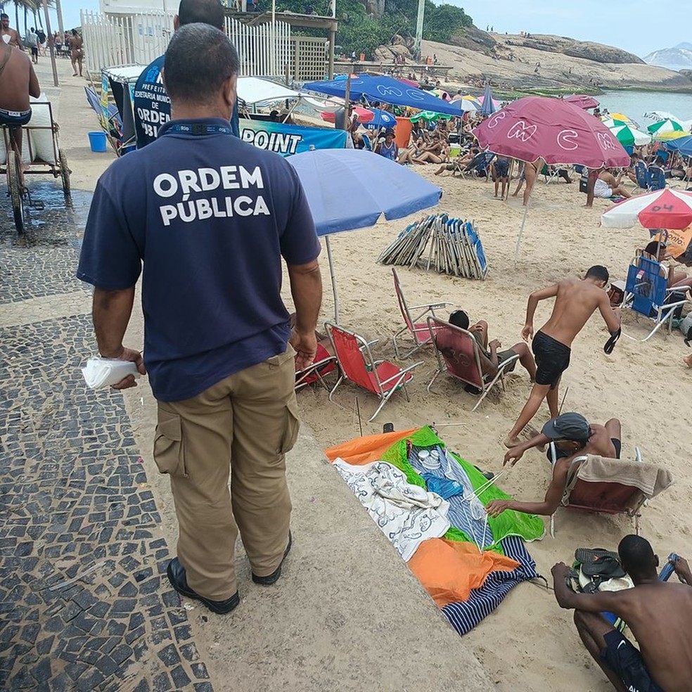 Agente da SEOP durante fiscalização feita esta semana na Praia do Arpoador: — Foto: Divulgação/Seop