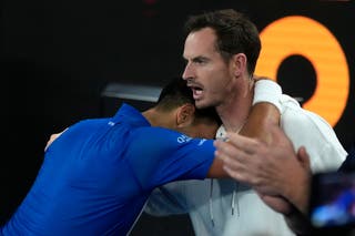 Novak Djokovic (esquerda) abraçou Andy Murray após vitória sobre Carlos Alcaraz (Asanka Brendon Ratnayake/AP)