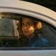 Uma mulher olha pela janela traseira de um carro em foto do filme "Eu ainda estou aqui"