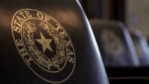 O deputado David Cook trabalha para obter o apoio de colegas democratas