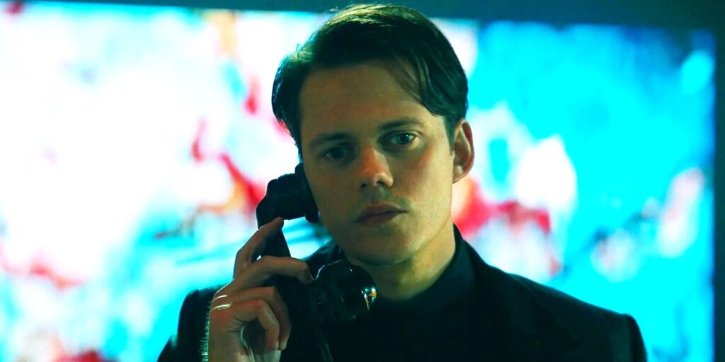 Bill Skarsgård como o Marquês ao telefone em John Wick Capítulo 4