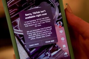 Uma tela de telefone mostrando uma mensagem dizendo que o tiktok não está disponível no momento.
