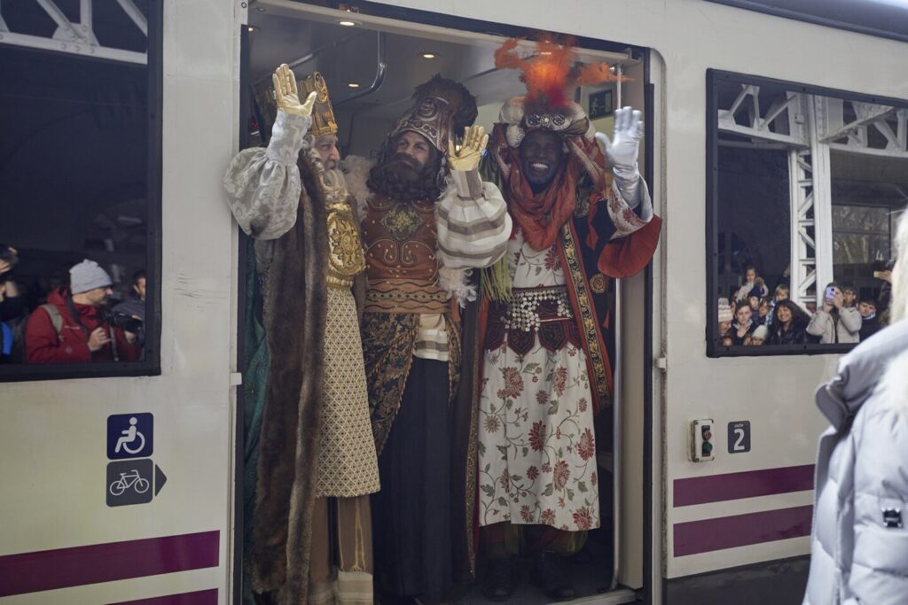 Os Três Reis Magos chegam a Vitória-Gasteiz de trem, na estação