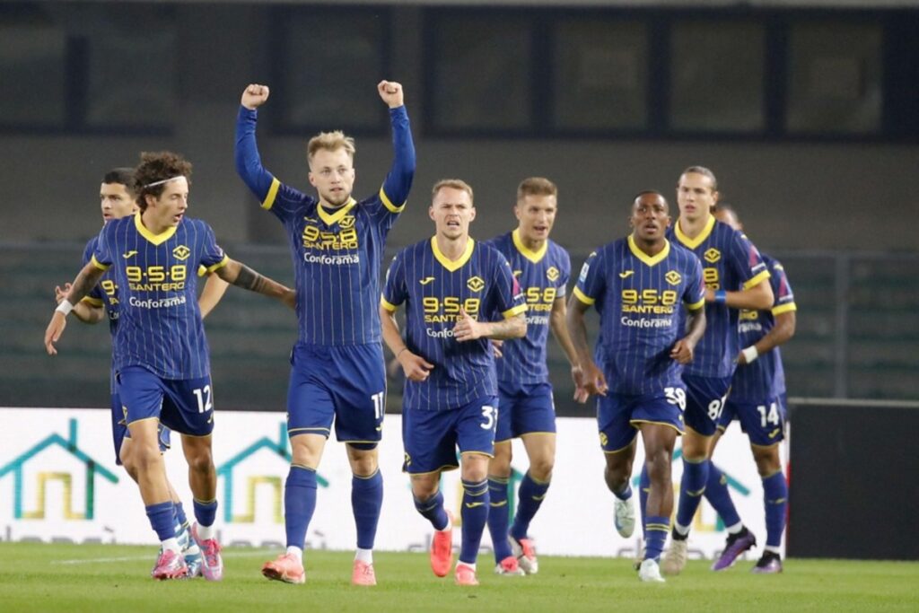 Casper Tengstedt, de Hellas Veronona, comemão durante a partida de futebol da Serie A italiana Hellas vs Venezia no Marcantonio Bentegodi Stadium em Verona, Itália, 04 de outubro