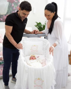 Zezé Di Camargo diz que Clara uniu a família e que é “pai presente”