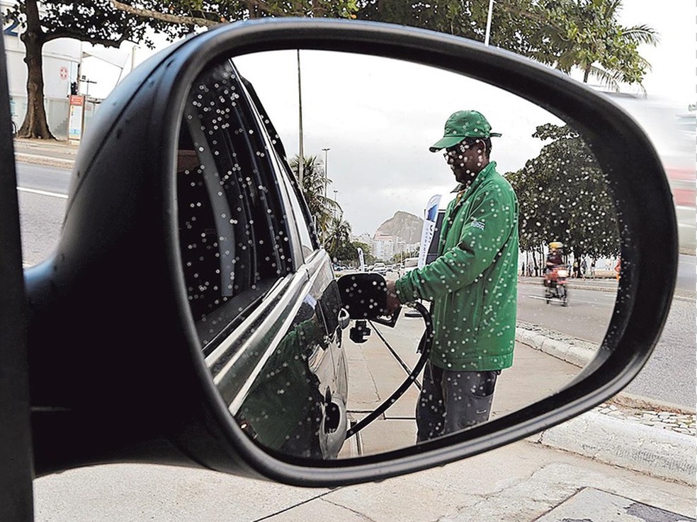 Com petróleo em baixa, Petrobras diz que ainda não há decisão sobre reduções de preços de gasolina e diesel — Foto: Domingos Peixoto/Agência O Globo