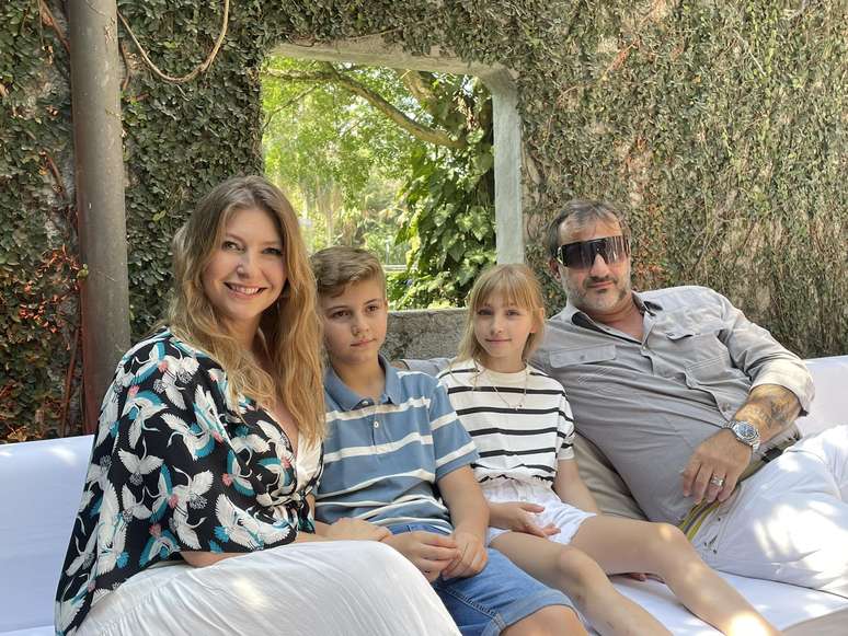 A ex-BBB Helena Louro com o marido e filhos