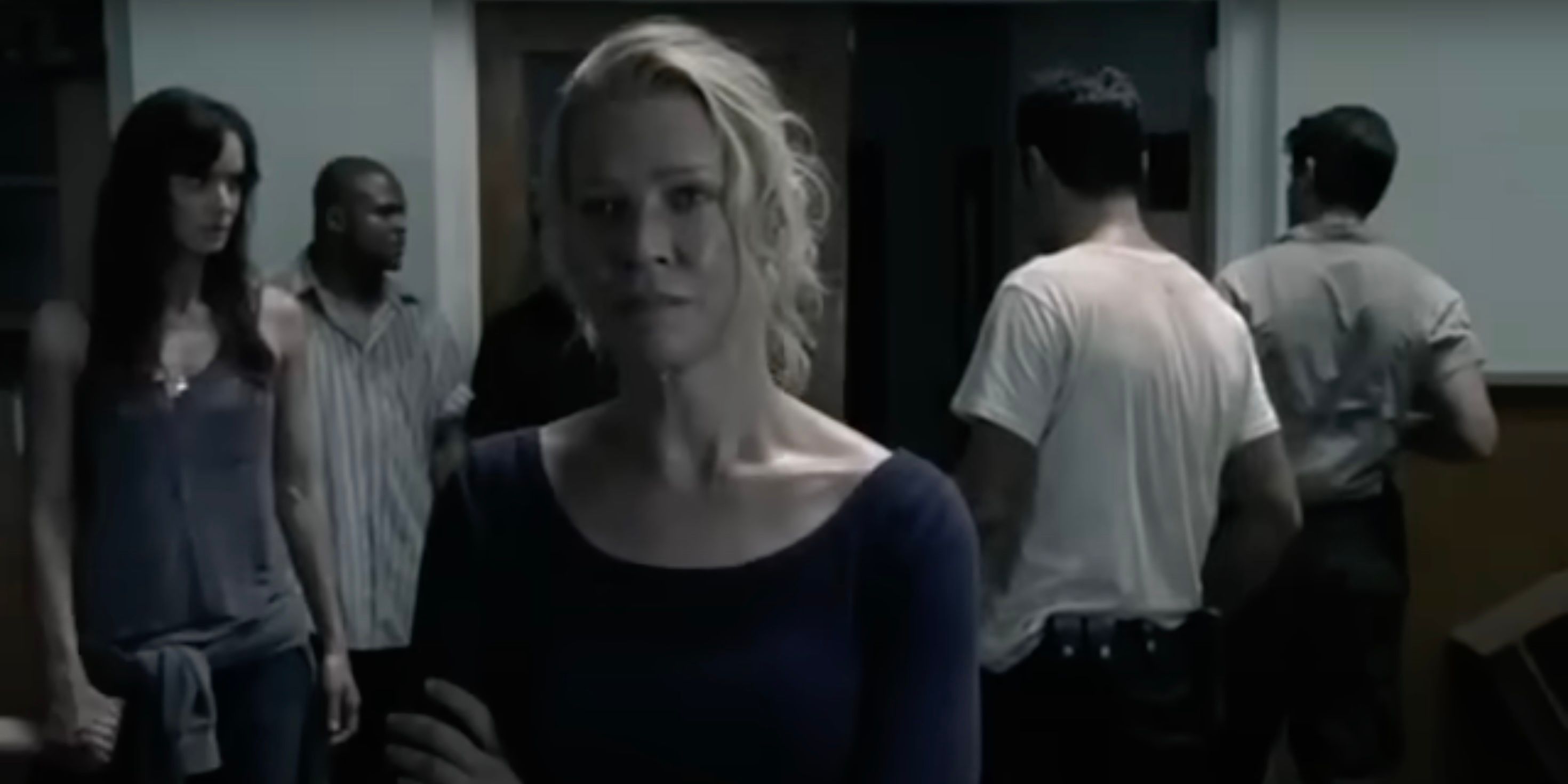 A temporada mais aterrorizante de The Walking Dead foi destruída por esse erro criativo 2 Andrea em pé em frente ao resto do grupo de sobreviventes em The Walking Dead