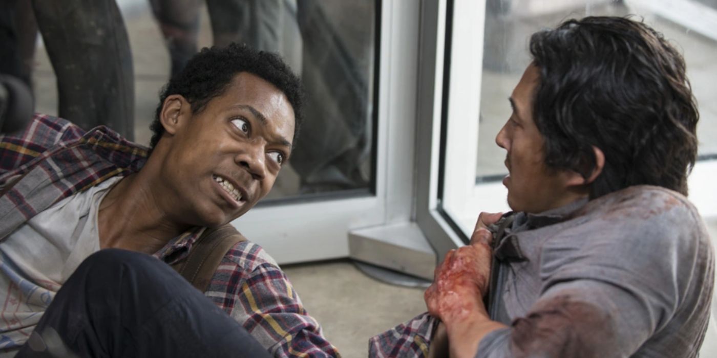 Noah (Tyler James Williams) pegando Glenn (Steven Yeun) pelo colarinho em The Walking Dead.