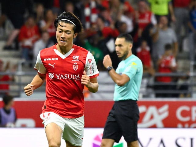 Keito Nakamura comemora a pontuação para Reims em 21 de setembro de 2024