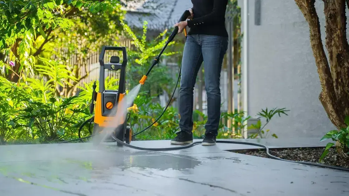 Imagem lateral, com fundo de ambiente externo com bastante vegetação.