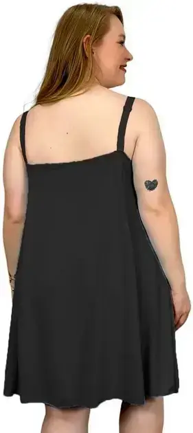 Imagem traseira de um produto com fundo branco liso.